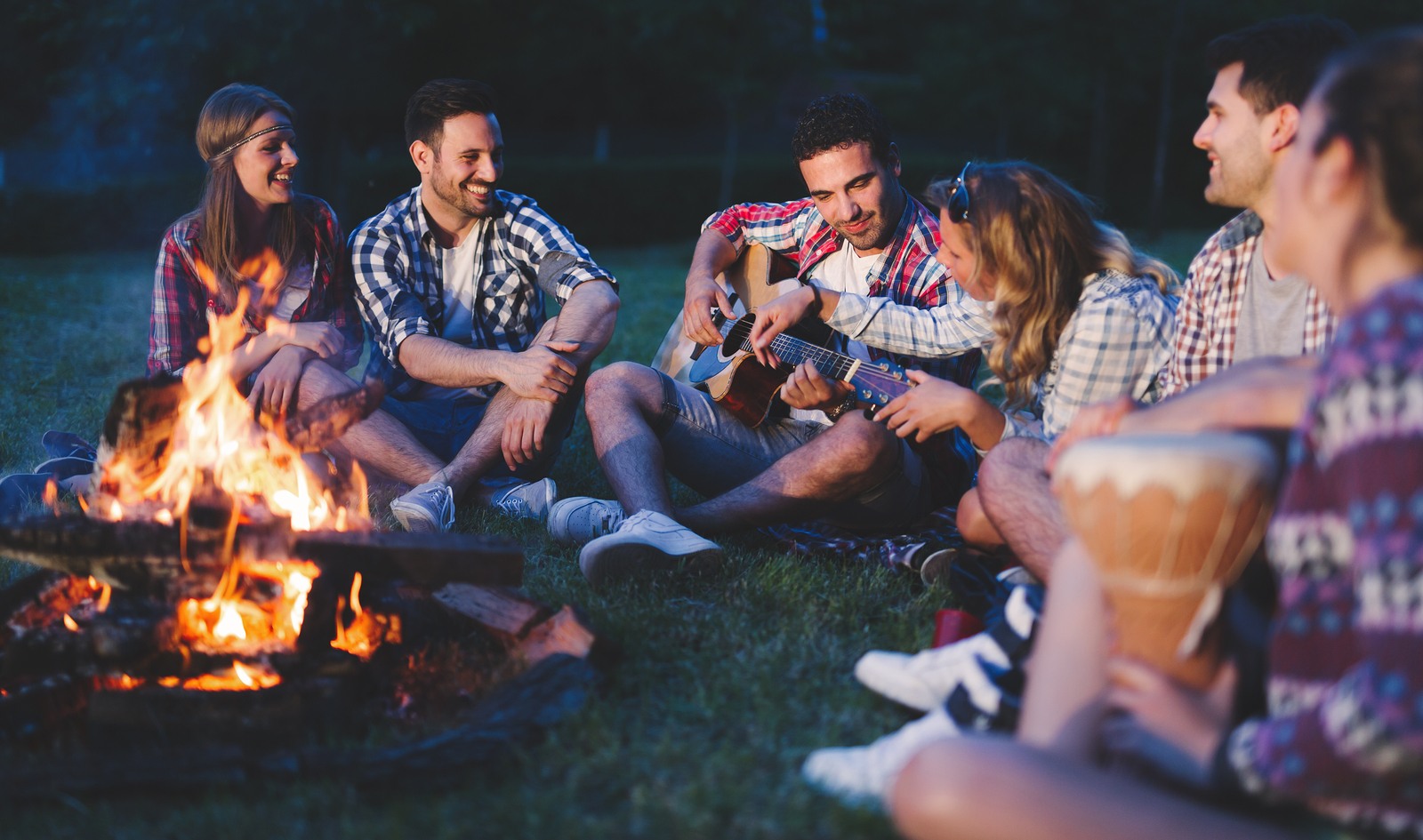 Going outdoor with your friends is a pleasurable way to stay warm in a tent