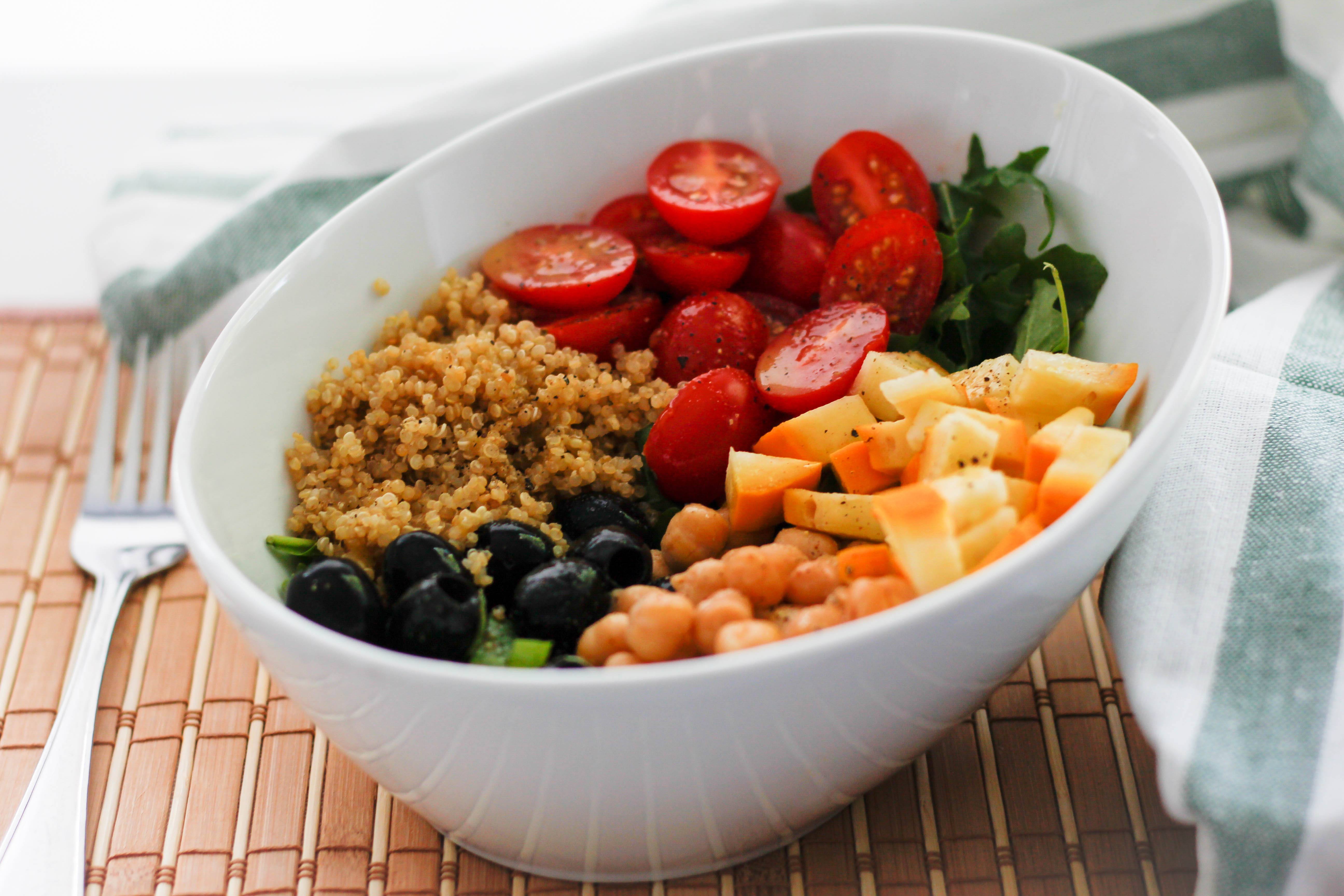 Bouddha Bowl mit Quinoa, Tomaten, Linsen, Oliven und Kürbis