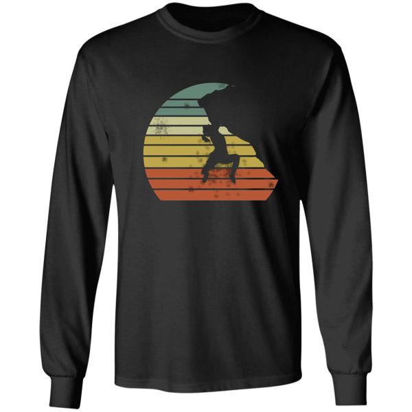 climbing rock bouldering distressed retro rock climbing 80s sun graphic gift for men and women long sleeve